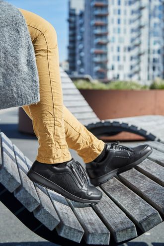 Nahkainen S-lestin kävelykenkä, koot 36-43, 199€