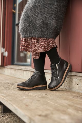 Musta nahkainen M-lestin nilkkuri, koot 36-43, 225€